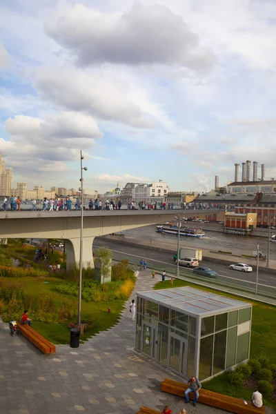 Plovoucí most v Zaryadye Park v Moskvě, Rusko. — Stock fotografie