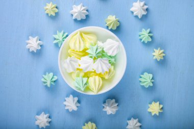 Beyaz bir kapta beze 