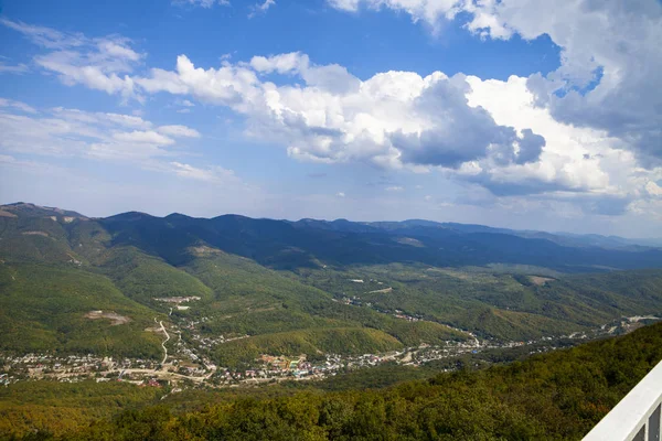 Прекрасний вид на гірські вершини — стокове фото