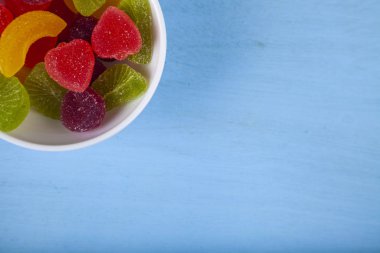 Bir kapta çok renkli marmelat 