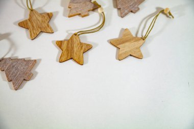 Çelenk ve ahşap Noel süslemeleri.