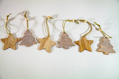 Çelenk ve ahşap Noel süslemeleri.
