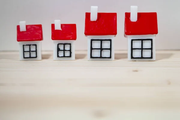 Pequenas casas com capas vermelhas — Fotografia de Stock