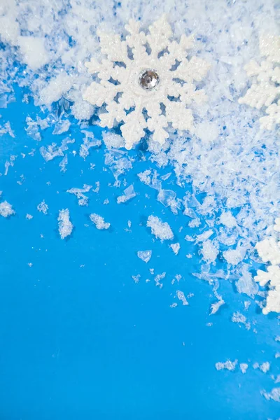 Weiße Schneeflocken und Schnee — Stockfoto