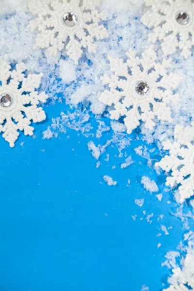 Witte sneeuwvlokken en sneeuw — Stockfoto