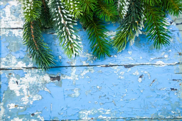 Fir branches on a wooden background. — Stock Photo, Image