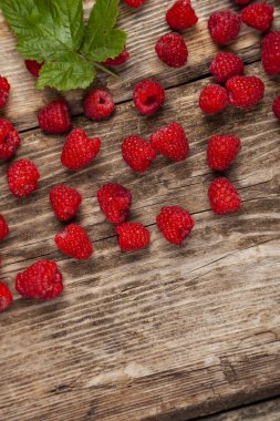 Eski ahşap bir masada olgun ahududu.