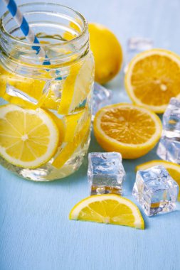 Limonlu serinletici buzlu soğuk su 