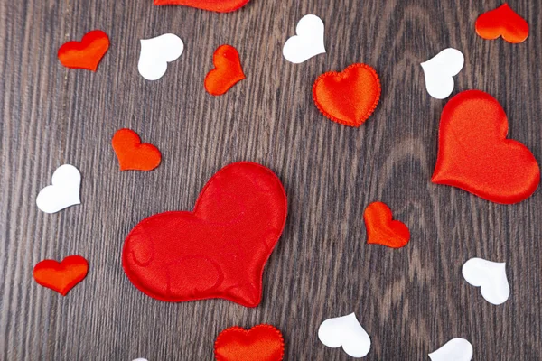 Corazones rojos sobre un fondo de madera. —  Fotos de Stock