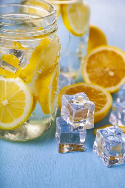 Erfrischendes eiskaltes Wasser mit Zitrone — Stockfoto