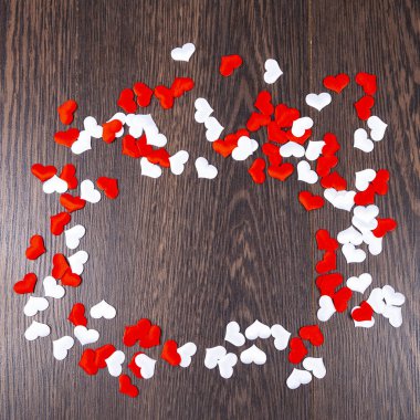 Beyaz ve kırmızı kalplerin çerçevesi