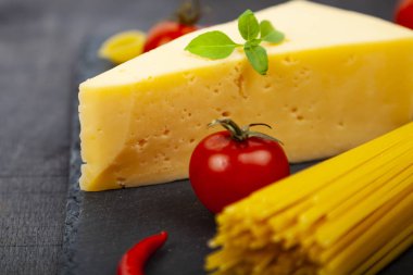 Siyah arka planda spagetti, peynir ve kırmızı biber.. 