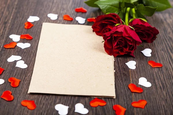 Červené růže, srdce a karta — Stock fotografie