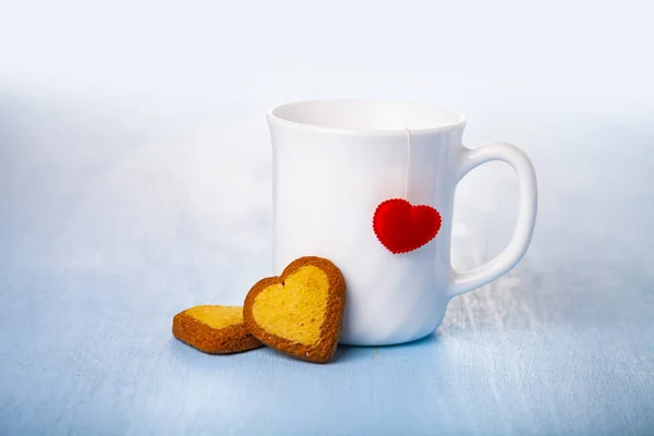 Kalp ve kurabiyeli beyaz kupa. — Stok fotoğraf