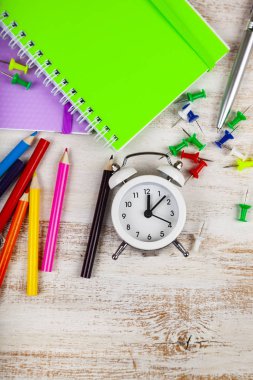 Öğeler ahşap bir masa üzerinde okul için.