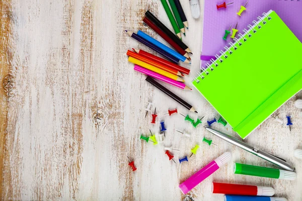 Artiklar för skolan på ett träbord. — Stockfoto