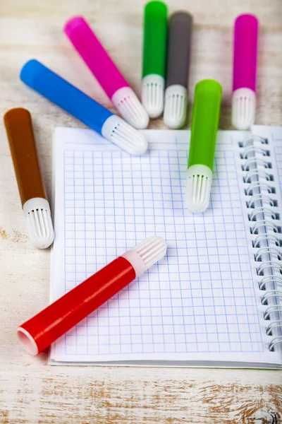 Gekleurde viltstiften en notebook — Stockfoto