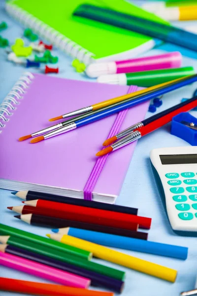 Artículos para la escuela en una mesa de madera . — Foto de Stock