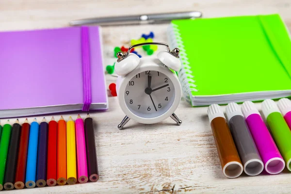 Itens para a escola em uma mesa de madeira . — Fotografia de Stock