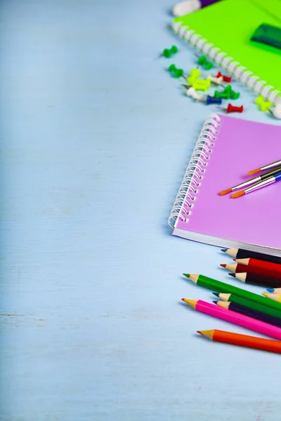 Items voor de school op een houten tafel. — Stockfoto