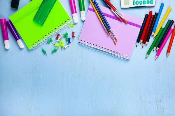 Artiklar för skolan på ett träbord. — Stockfoto