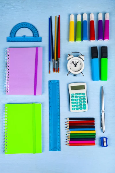 Itens para a escola em uma mesa de madeira . — Fotografia de Stock