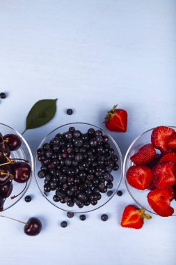 Olgun yaban mersini, çilek ve ahududu 