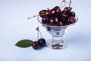 Bir cam kabın içinde olgunlaşmış kiraz 