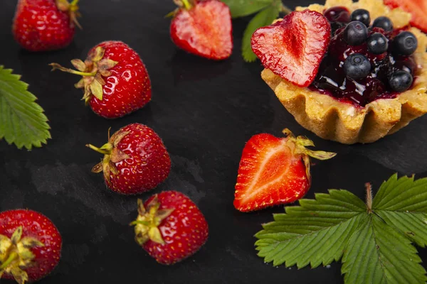 Reife Erdbeeren und Kuchen — Stockfoto