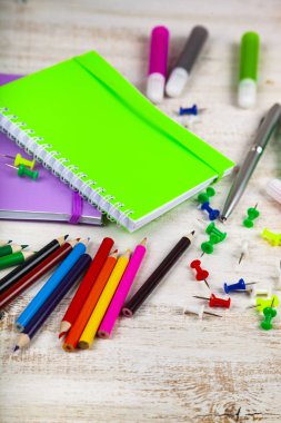 Öğeler ahşap bir masa üzerinde okul için.