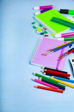 Öğeler ahşap bir masa üzerinde okul için.