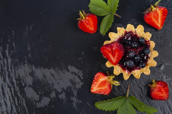 Ripe strawberries and cake — Stock Photo, Image