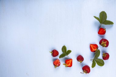 Olgun çilek ve yaprakları 