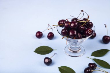 bir cam kabın içinde Olgun Kiraz 