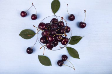 bir cam kabın içinde Olgun Kiraz 