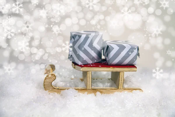 Regali di Natale su una slitta . — Foto Stock