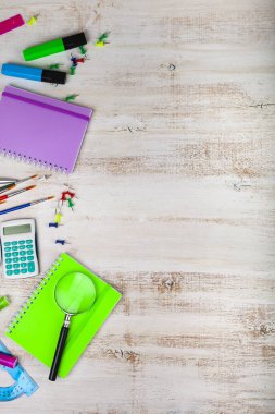 Öğeler ahşap bir masa üzerinde okul için.