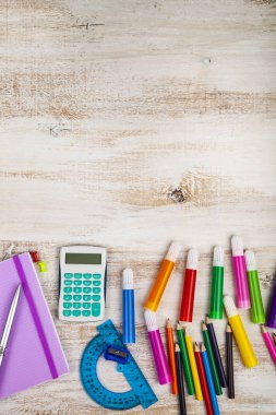 Öğeler ahşap bir masa üzerinde okul için.