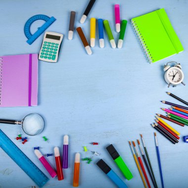 Öğeler ahşap bir masa üzerinde okul için.