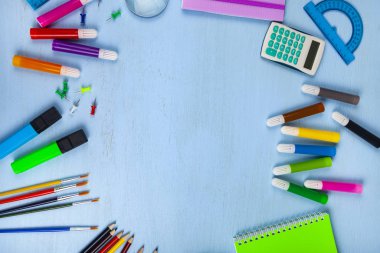 Öğeler ahşap bir masa üzerinde okul için.