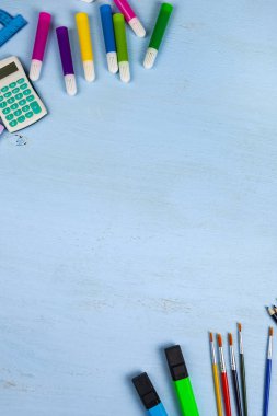 Öğeler ahşap bir masa üzerinde okul için.