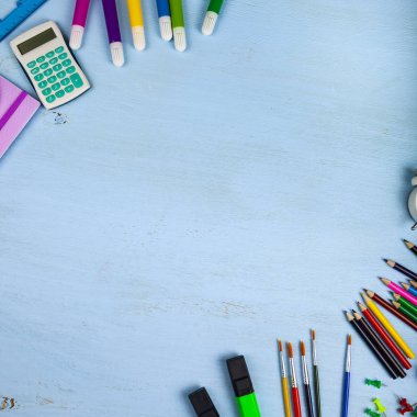 Öğeler ahşap bir masa üzerinde okul için.