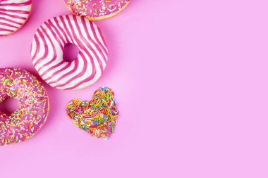 pembe bir arka plan üzerinde çörek.