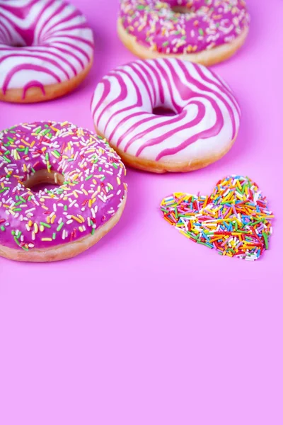 Donuts op een roze achtergrond. — Stockfoto