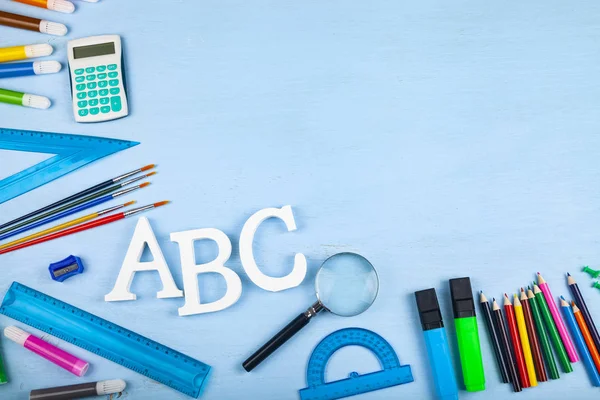 Artículos para la escuela y letras ABC — Foto de Stock