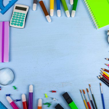 Öğeler ahşap bir masa üzerinde okul için.