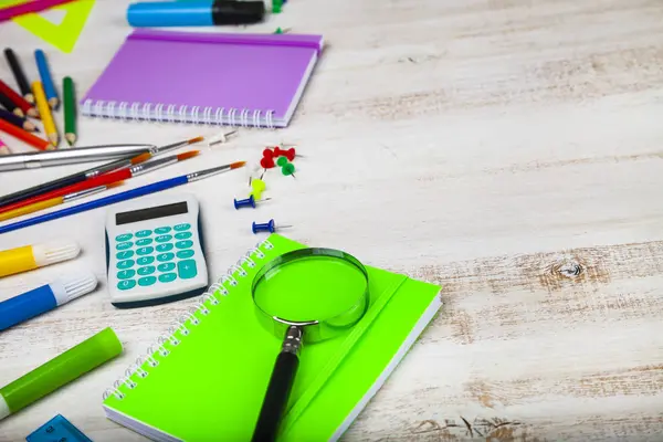 Items voor de school op een houten tafel. — Stockfoto