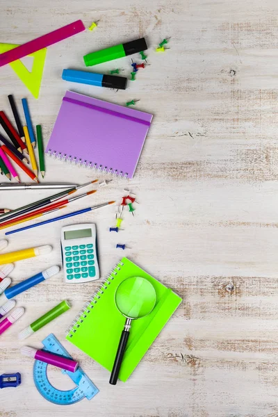 Itens para a escola em uma mesa de madeira . — Fotografia de Stock