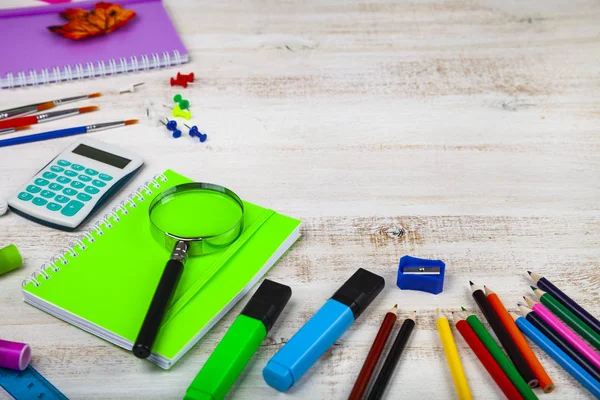 Gegenstände für die Schule auf einem Holztisch. — Stockfoto