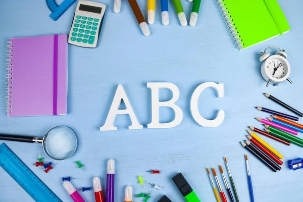 Artículos para la escuela y letras ABC — Foto de Stock